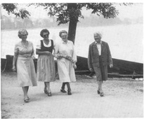 Helga Buchmayr mit Damen der VP-Frauen beim Spaziergang