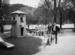 Spielplatz.jpg (20236 Byte)